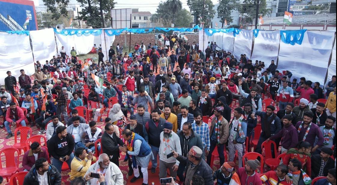 विभिन्न दलों से नाता तोड़कर युवा सम्मेलन में पहुंचे सैकड़ों युवाओं ने संदीप सहगल में आस्था जताते हुए थामा कांग्रेस पार्टी का हाथ