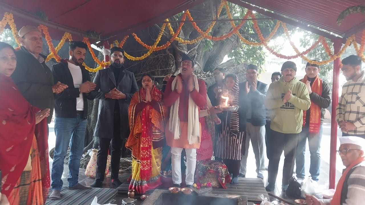 मकर संक्रांति के शुभ अवसर पर लायंस क्लब काशीपुर ग्रेटर द्वारापूजा-अर्चना के उपरांत खिचड़ी का प्रसाद वितरित किया गया
