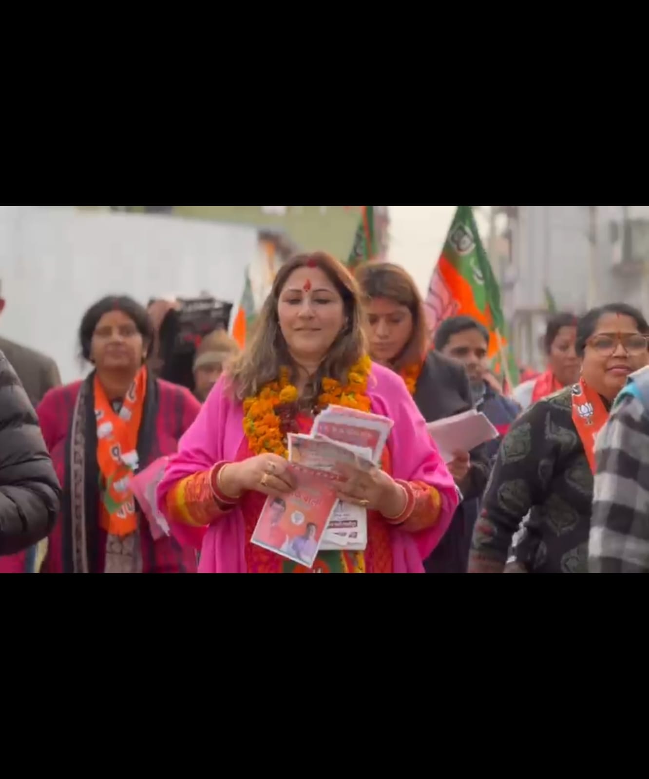भाजपा प्रत्याशी दीपक बाली की पत्नी उर्वशी बाली भी जी जान से चुनावी रण में कूदीं महिलाओं को आत्मनिर्भर बनाने की दिशा में कर रहीं हैं काम