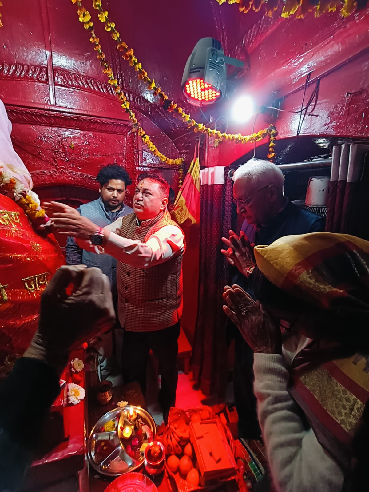 महापौर दीपक बाली ने लिया मां चामुंडा का आशीर्वाद